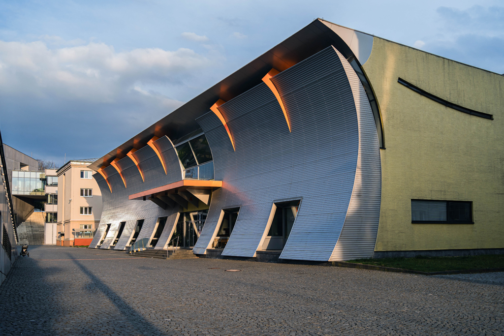 Jedno z ústředních míst Dne architektury. V této budově sídlí Ateliér Karla Hubáčka FUA TUL