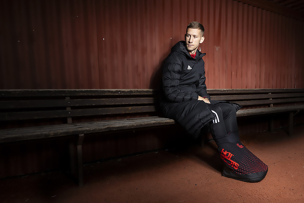 Na liberecké univerzitě dnes měly světovou premiéru Hot Boots, zahřívací vaky pro fotbalisty. Foto: Ondřej Zavřel.jpg